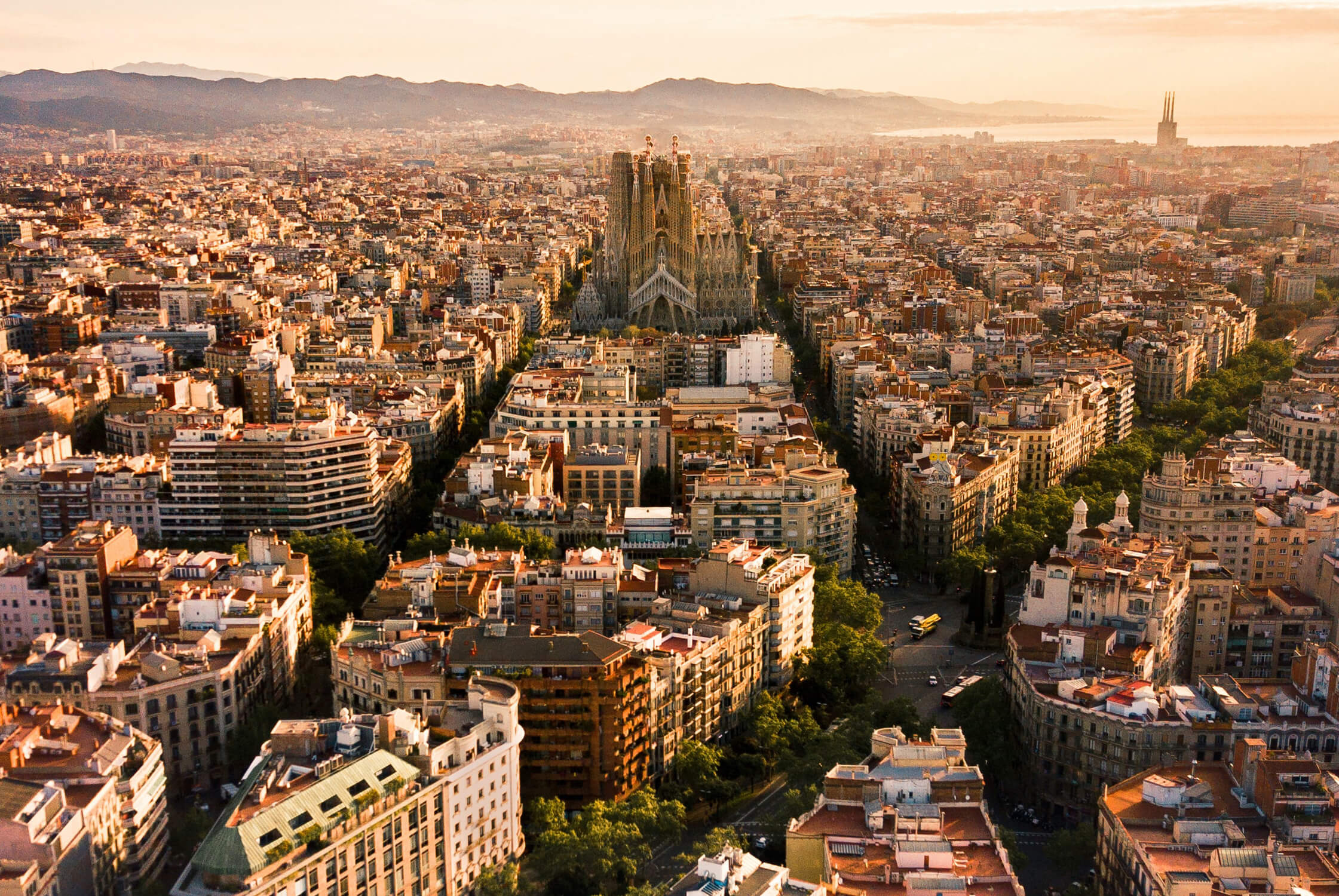 Découvrez Barcelone en circuit terrestre puis embarquez vers Marseille, Gènes, Naples, Messine, et La Valette